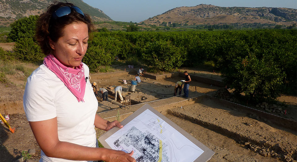 Dr. Barbara Horejs am Grabungsareal: Ein Blick auf 8000 Jahre Menschheitsgeschichte